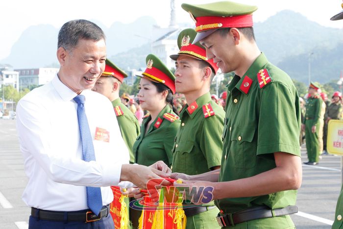 Đồng chí Nguyễn Thành Công, Phó Chủ tịch UBND tỉnh, trao cờ lưu niệm cho các đội thi.