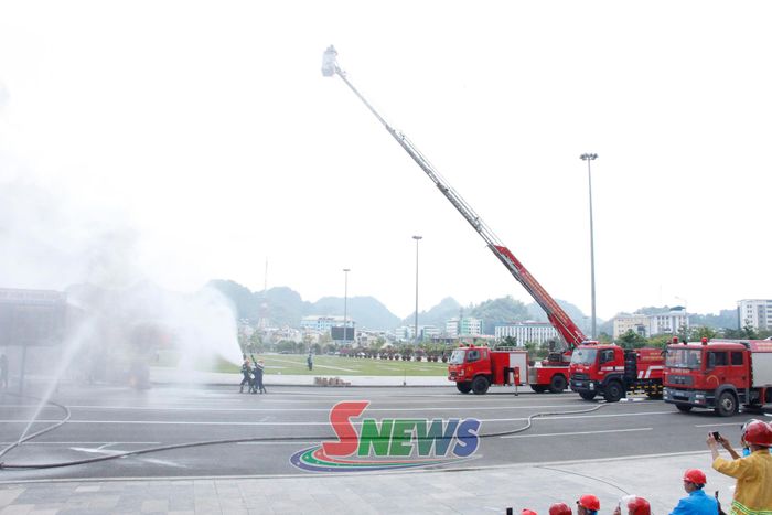 Thao diễn kỹ thuật chữa cháy và CNCH của lực lượng Cảnh sát PCCC và CNCH.