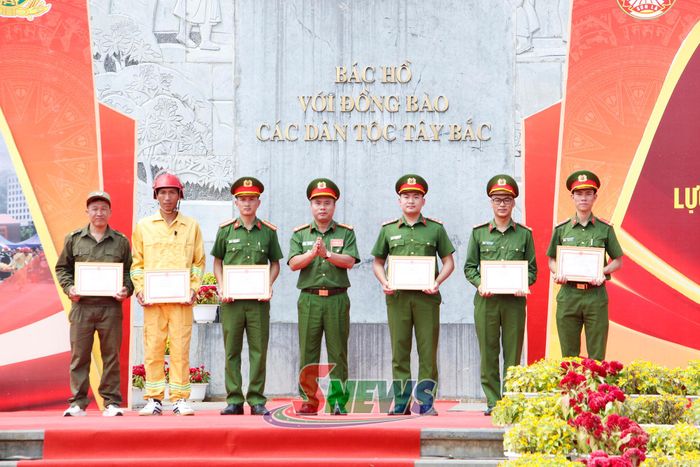 Lãnh đạo Công an tỉnh trao giấy khen cho giải nhì, ba toàn đoàn và nhất các nội dung thi.