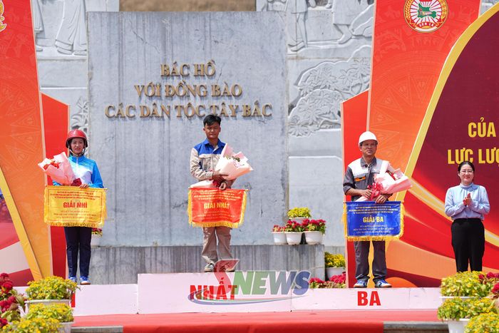 Lãnh đạo Sở Khoa học và Công nghệ trao giải nhất, nhì, ba nội dung thi thực hành chữa cháy, cứu người và di chuyển tài sản đối với loại hình nhà ở kết hợp sản xuất, kinh doanh.