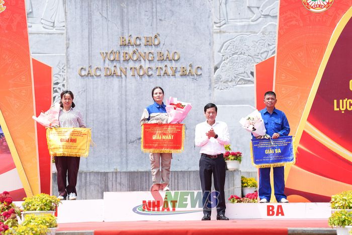 Lãnh đạo Sở Tài chính trao giải nhất, nhì, ba nội dung thi lý thuyết tìm hiểu kiến thức về PCCC và CNCH.