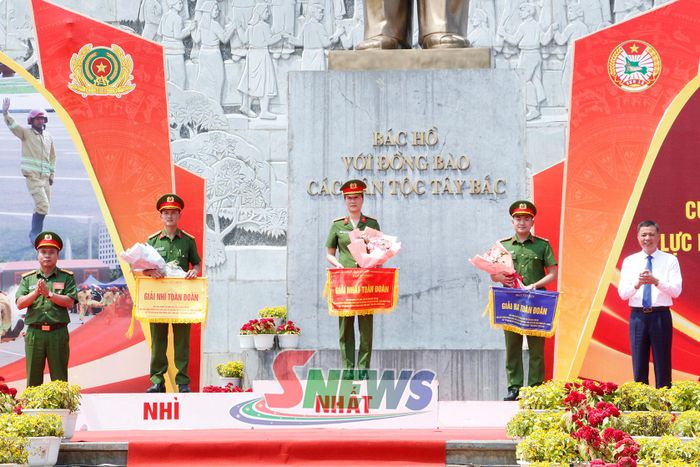 Đồng chí Phó Chủ tịch UBND tỉnh, lãnh đạo Công an tỉnh trao cờ giải nhất, nhì, ba toàn đoàn cho đoàn VĐV đoạt giải.