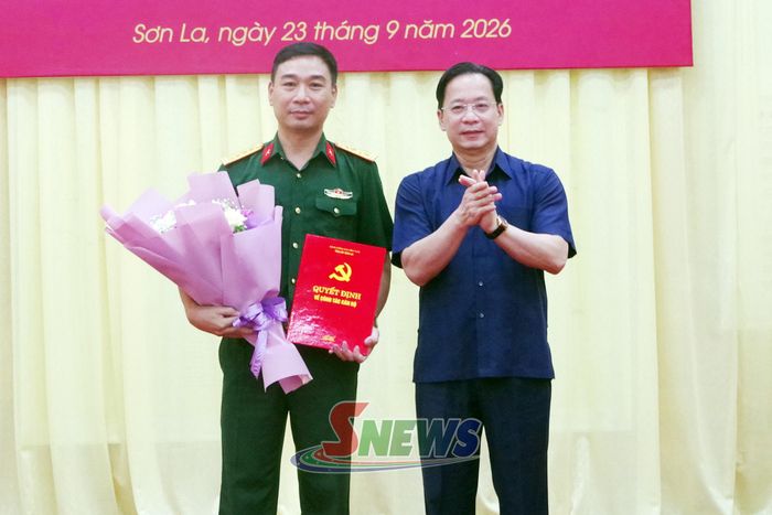 Đồng chí Bí thư Tỉnh uỷ Hoàng Văn Nghiệm trao quyết định cho Đại tá Đậu Thanh Quang.
