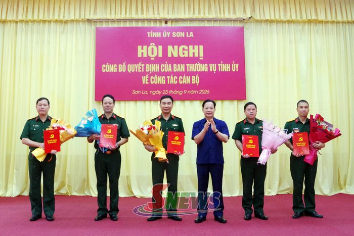 Đồng chí Bí thư Tỉnh uỷ trao quyết định cho các đồng chí được chỉ định tham gia Ban Chấp hành