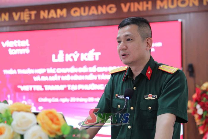 Lãnh đạo Viettel Sơn La trình bày các nội dung thoả thuận hợp tác giữa Viettel Sơn La và phường Chiềng Cơi.