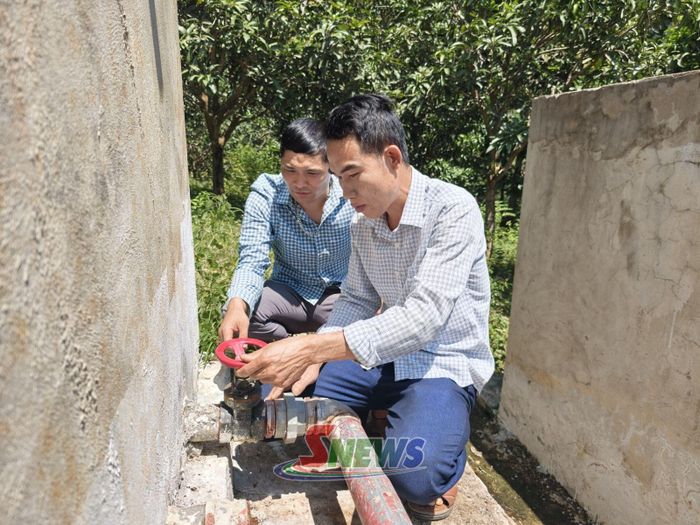 Cán bộ xã cùng người dân kiểm tra công trình nước sinh hoạt tại bản Núa Trò, xã Mường La.
