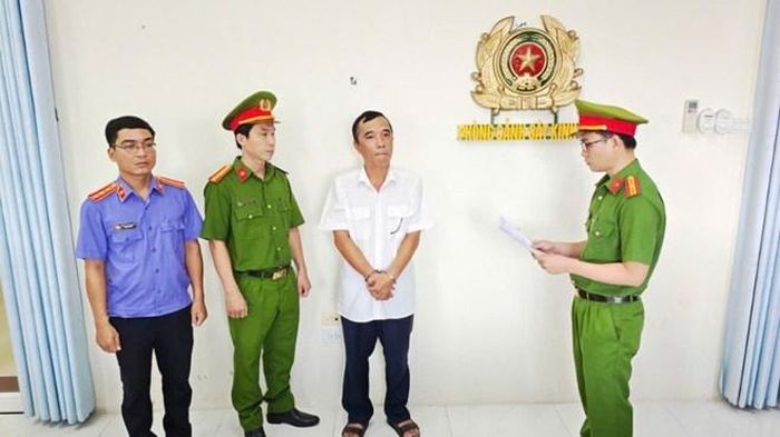 Cơ quan Công an tống đạt quyết định bắt tạm giam đối với Phạm Quốc Trưởng. Ảnh: Cổng TTĐT Công an Vĩnh Long ngày 22.9.2026