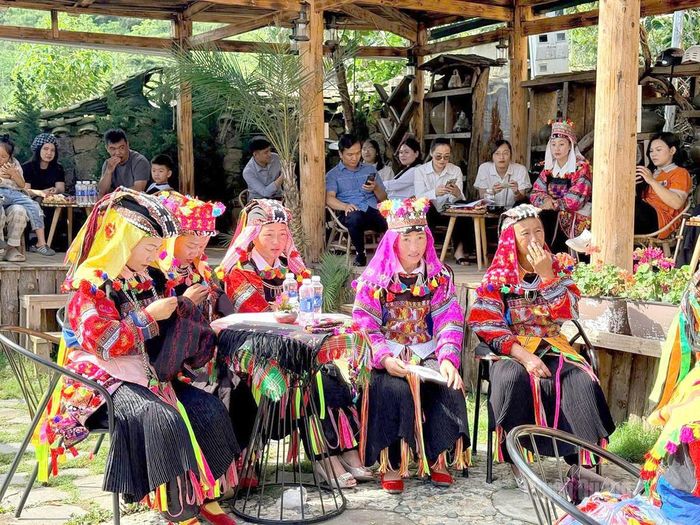 Người dân thôn Lô Lô Chải, xã Lũng Cú tận dụng triệt để lợi thế văn hóa để phát triển du lịch.
