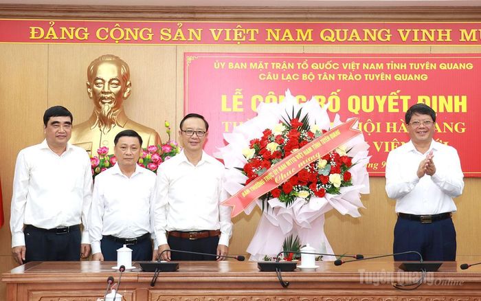Phó Chủ tịch Thường trực Uỷ ban MTTQ tỉnh Hà Trung Kiên tặng hoa chúc mừng Chi hội Hà Giang.