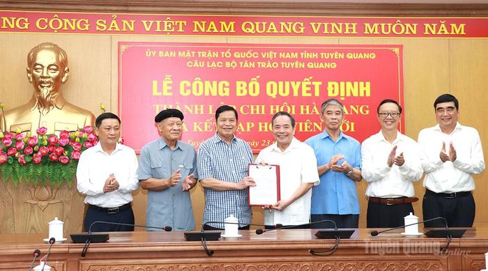 Chủ nhiệm Câu lạc bộ Tân Trào Tuyên Quang Nguyễn Hữu Hoan trao Quyết định kết nạp cho các hội viên mới.