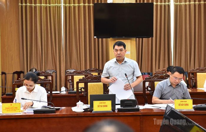 Lãnh đạo Sở Tài chính phát biểu ý kiến tại cuộc họp.