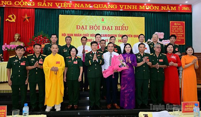 Lãnh đạo Trung ương Hội và Ủy ban MTTQ tỉnh tặng hoa, chúc mừng Ban chấp hành khóa mới.