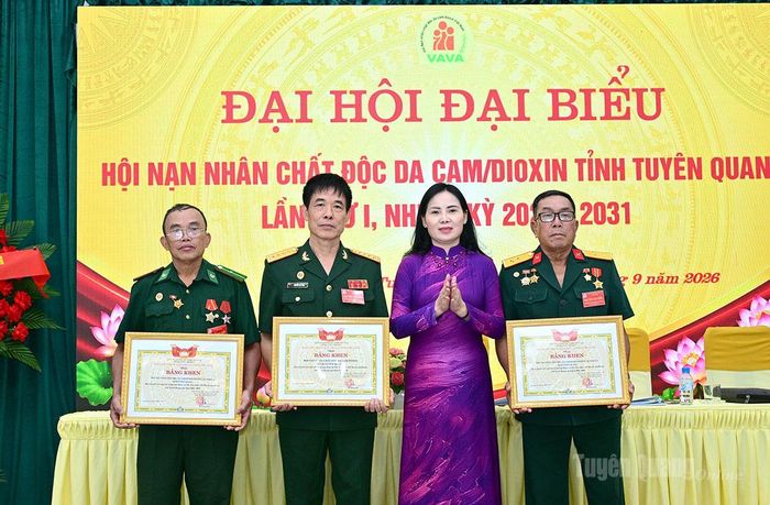 Lãnh đạo Ủy ban MTTQ Việt Nam tỉnh tặng Bằng khen cho các tập thể.