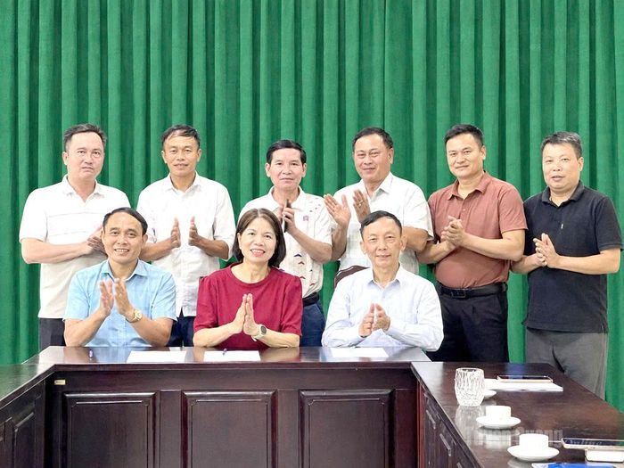 Bà Vũ Thị Thân, Trưởng Ban Vận động Quỹ Tâm hồn đẹp cùng nhà tài trợ, đại diện nhà trường ký biên bản ghi nhớ trao kinh phí hỗ trợ cho điểm trường.