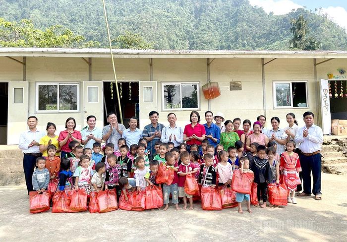 Lãnh đạo xã Giáp Trung, Quỹ Tâm hồn đẹp Hà Nội trao quà cho các em học sinh tại điểm trường Mã Lùng, xã Giáp Trung.