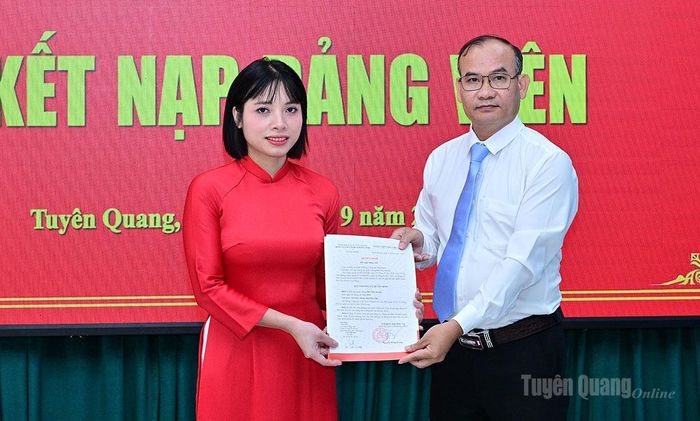 Bí thư Chi bộ Văn phòng trao Quyết định kết nạp đảng viên mới cho đồng chí Bùi Thu Huyền.
