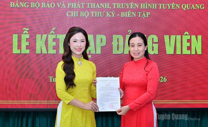 Bí thư Chi bộ Thư ký-Biên tập trao Quyết định kết nạp đảng viên mới cho đồng chí Trần Bích Thảo.
