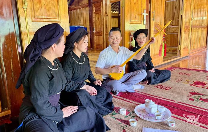 Du khách trải nghiệm tại homestay Đạt Oanh của gia đình anh Dương Văn Đạt.