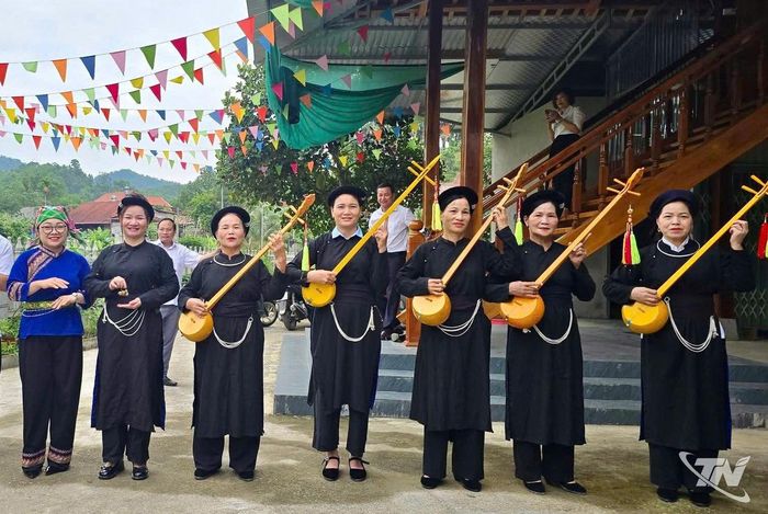 Đội văn nghệ thôn Khuân Bang.