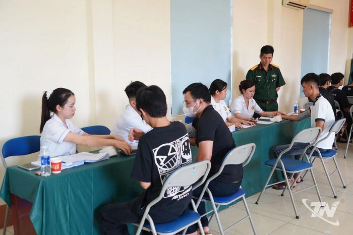Khám sơ tuyển sức khỏe công dân thực hiện nghĩa vụ quân sự tại phường Vạn Xuân.