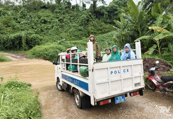 Công an xã Tân Kỳ sử dụng xe đưa học sinh qua tràn tại thôn Bản Vọt.