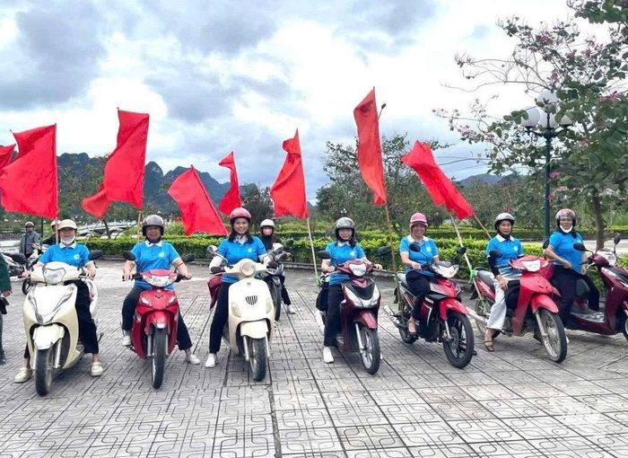 Hội viên phụ nữ xã Võ Nhai ra quân tuyên truyền pháp luật.