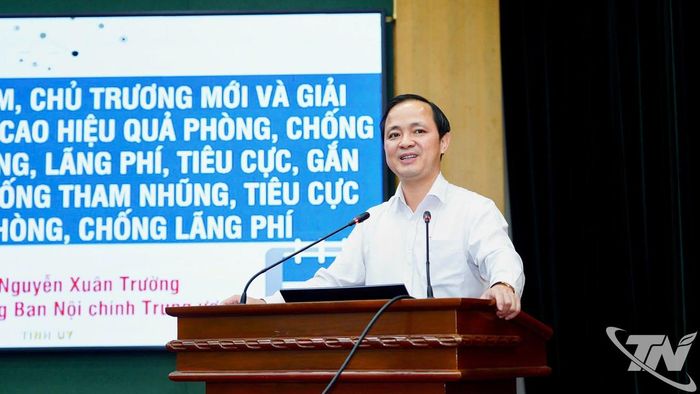 Đồng chí Nguyễn Xuân Trường, Phó Trưởng Ban Nội chính Trung ương truyền đạt 2 chuyên đề.