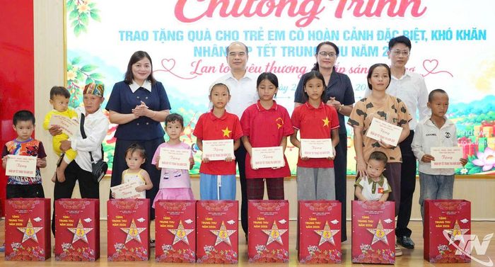 Những món quà Trung thu mang lại niềm vui cho trẻ em xã Văn Lang.