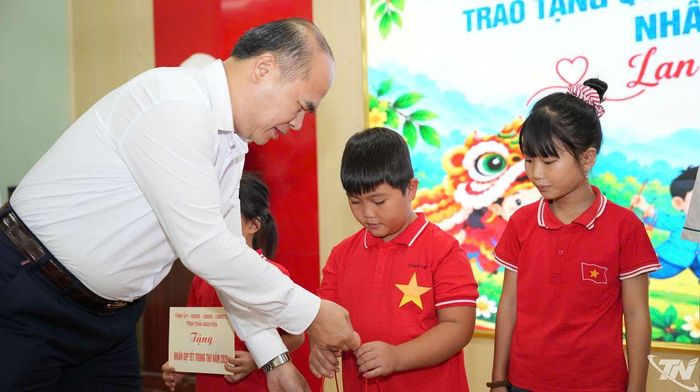 Đồng chí Lường Đức Thắng trao quà cho thiếu nhi xã Văn Lang.