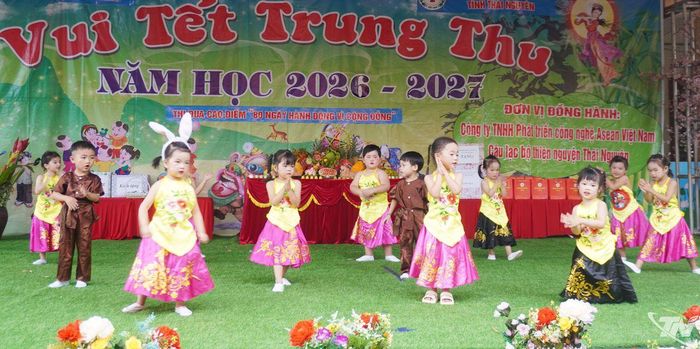 Tiết mục văn nghệ của các cháu mầm non.
