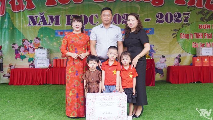 Chính quyền địa phương tặng quà cho thiếu nhi.