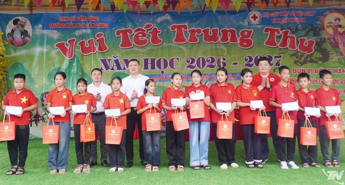 Lãnh đạo Hội Chữ thập đỏ tỉnh tặng học bổng cho học sinh Trường TH&THCS Cẩm Giàng.