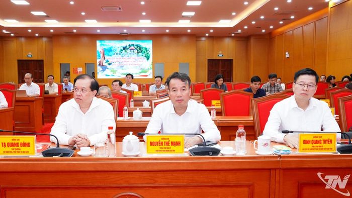Thứ trưởng Bộ Văn hóa, Thể thao và Du lịch Tạ Quang Đông và các đồng chí lãnh đạo tỉnh Thái Nguyên dự Hội thảo.