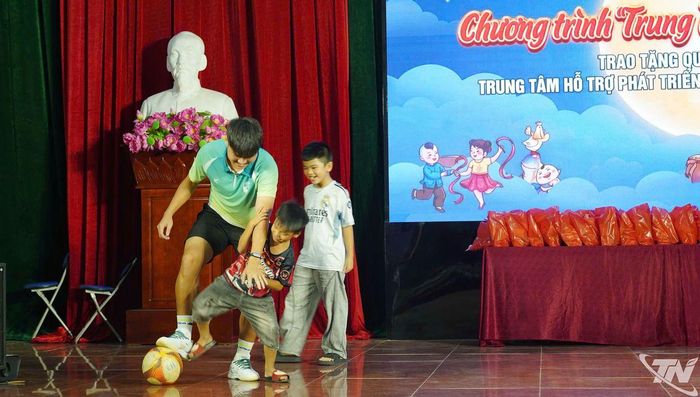 Các em hào hứng tham gia trò chơi với cầu thủ của FC Thái Nguyên.