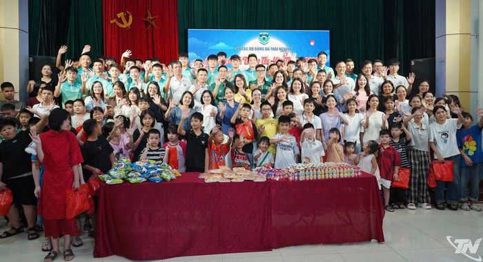 Câu lạc bộ FC Thái Nguyên chụp ảnh cùng thầy và trò Trung tâm Hỗ trợ phát triển giáo dục hòa nhập tỉnh.