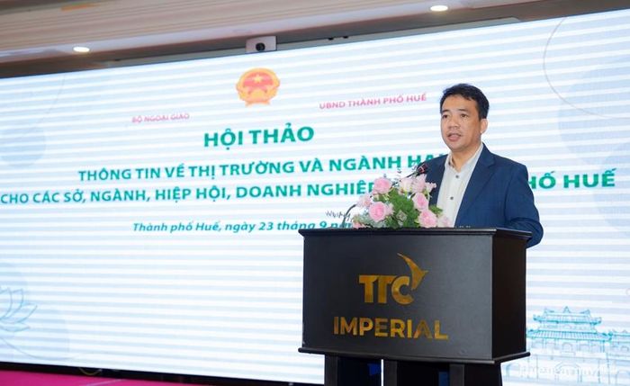 Đồng chí Trần Hữu Thùy Giang, Thành ủy viên, Phó Chủ tịch UBND thành phố Huế phát biểu tại hội thảo.