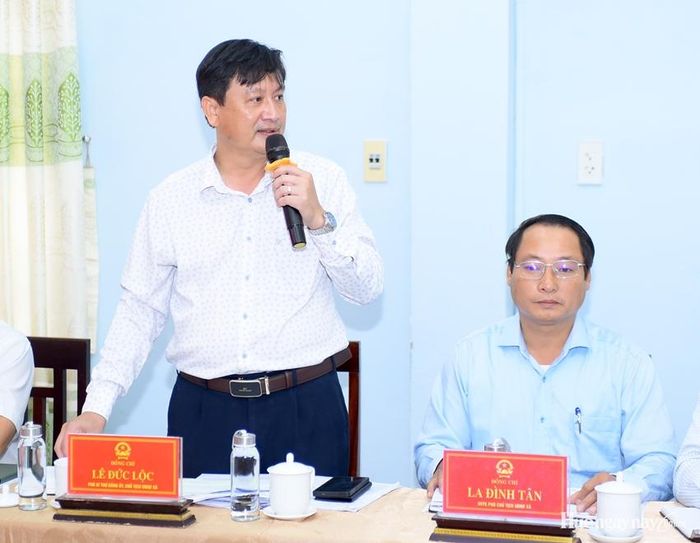 Lãnh đạo UBND xã Phú Vang trao đổi, làm rõ một số nội dung mà công dân phản ánh.