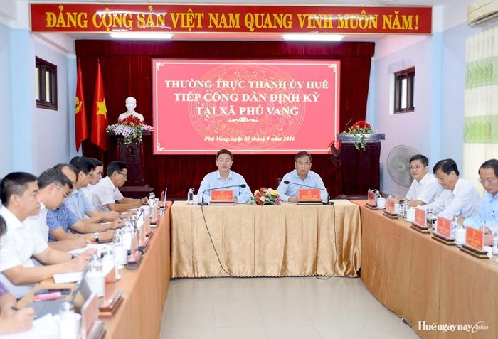 Bí thư Thành ủy Nguyễn Đình Trung trao đổi với công dân tại buổi tiếp.