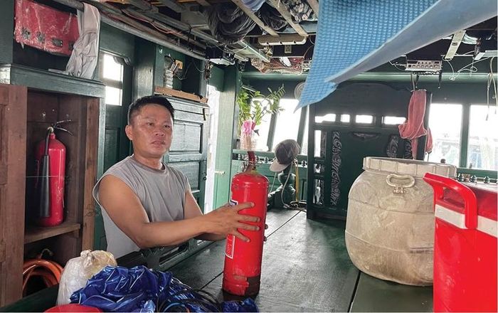 Ngư dân mỗi lúc rời tàu cần ngắt kết nối hệ thống điện, khóa bình ga và chuẩn bị thiết bị PCCC đầy đủ. 