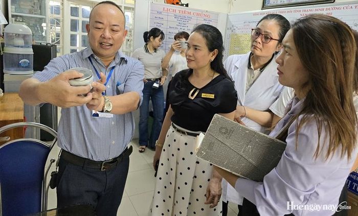 Đoàn kiểm tra Sở Y tế kiểm tra công tác lưu mẫu thực phẩm tại bếp ăn bán trú Trường Mầm non II.