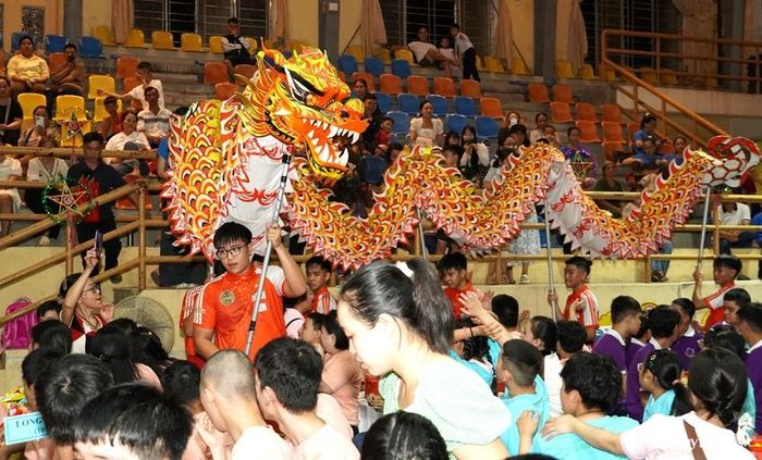 Tiết mục múa rồng thu hút sự chú ý, cổ vũ của đông đảo thiếu nhi. 