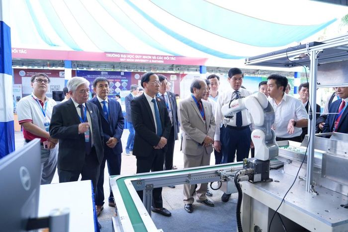 Lãnh đạo tỉnh Gia Lai tham quan các gian hành trưng bày tại Hội nghị Khoa học và Triển lãm quốc tế về Điều khiển và Tự động hóa lần thứ 8 (VCCA-2026). Ảnh: VGP