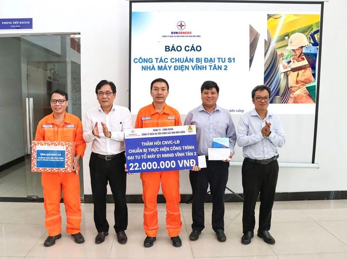 Ban Lãnh đạo, Công đoàn Công ty EPS gặp gỡ, động viên người lao động.