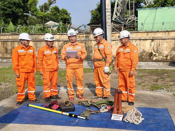 Nhân viên Điện lực Tiên Yên  phổ biến an toàn trước giờ làm việc