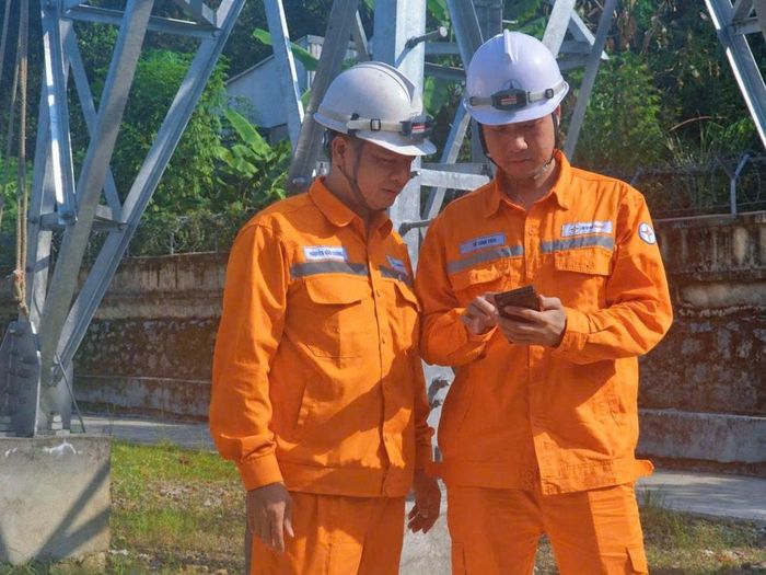  Nhân viên Xí nghiệp Lưới điện cao thế báo cáo công việc tại hiện trường qua phần mềm ECP 