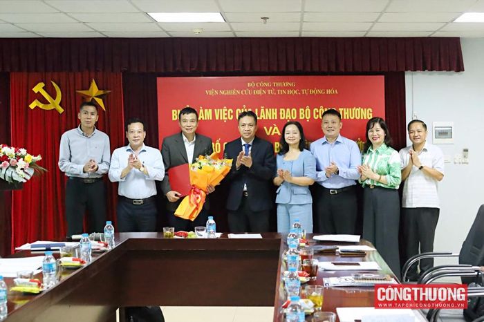 Thứ trưởng Bộ Công Thương Nguyễn Việt Sơn trao quyết định về công tác cán bộ đối với ông Trần Mạnh Hà