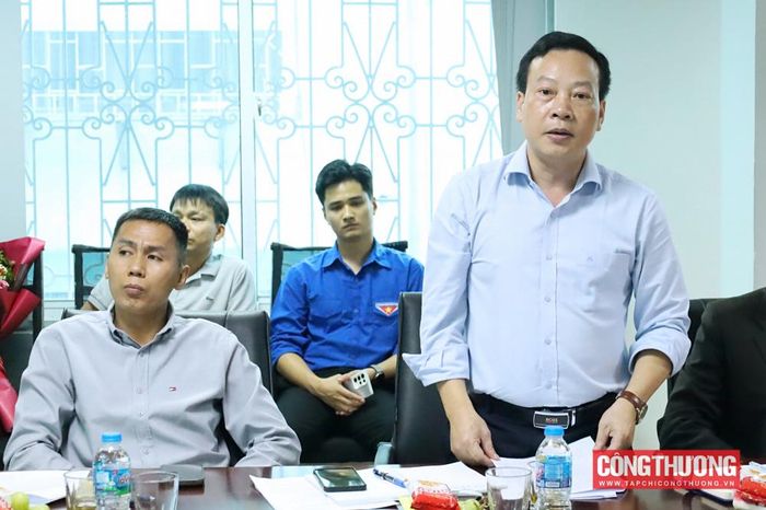 Phó Viện trưởng Nguyễn Đình Lượng báo cáo tại buổi làm việc
