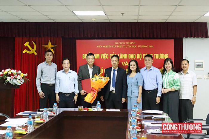 Thứ trưởng Bộ Công Thương Nguyễn Việt Sơn trao quyết định về công tác cán bộ đối với ông Trần Mạnh Hà