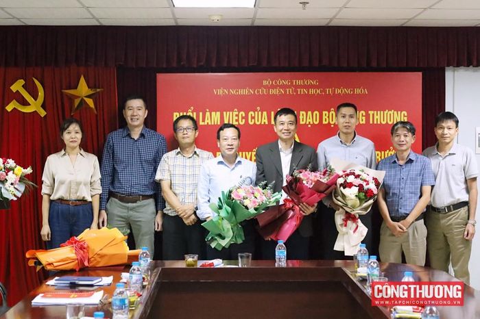 Tập thể lãnh đạo, viên chức và người lao động của Viện chúc mừng tân Viện trưởng Trần Mạnh Hà.