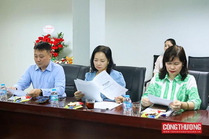 Phó Vụ trưởng Vũ Tổ chức cán bộ Nguyễn Quang Hồng; Cục trưởng Cục Khoa học, Công nghệ và Chuyển đổi số Nguyễn Thị Lâm Giang; Phó vụ trưởng Vụ Kế hoạch - Tài chính Tào Thị Kim Vân (từ trái qua) tại buổi làm việc